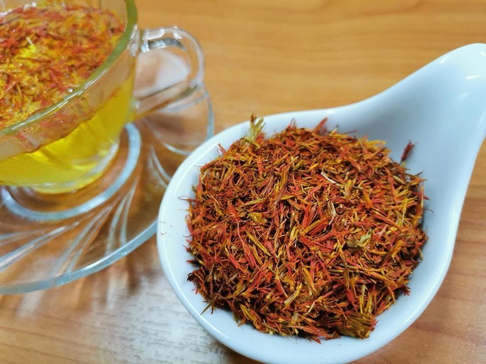 Orange-red florets, golden tea
