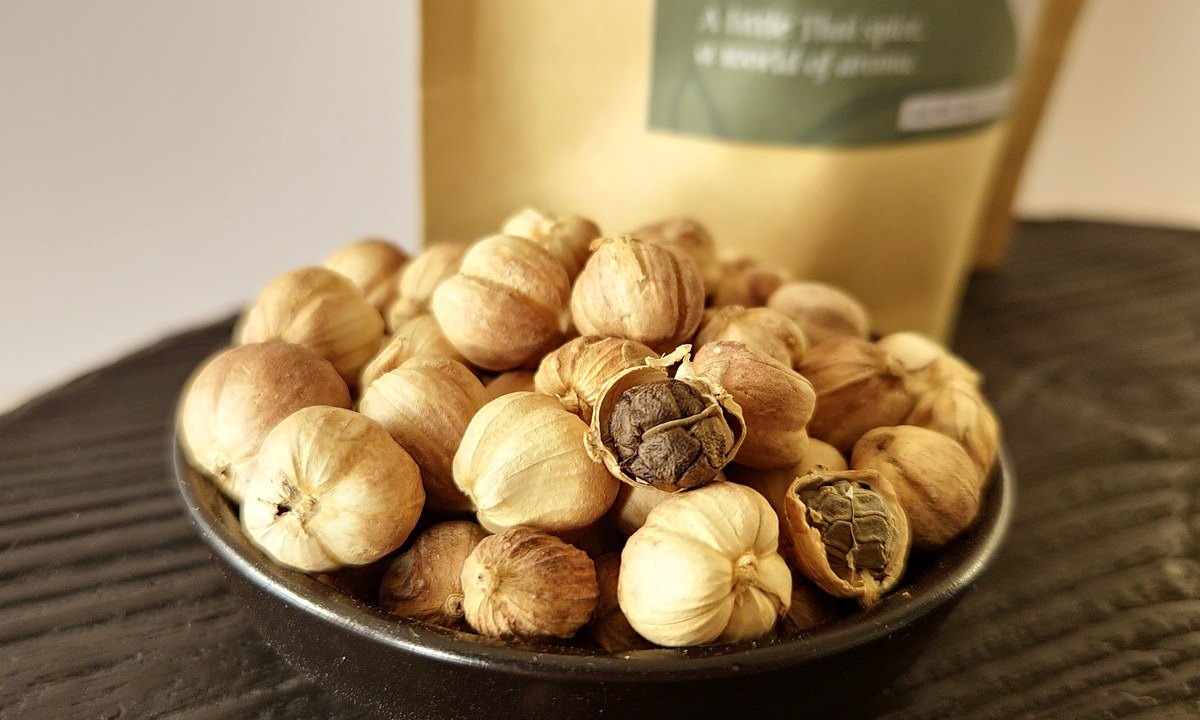 Notre cardamome thaïe, quelques gousses entrouvertes